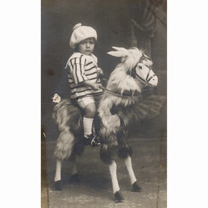 Il ragazzo "equestre", sullo sfondo. Grecia anni '30 circa. Formato cartolina fotografica vintage [28835]