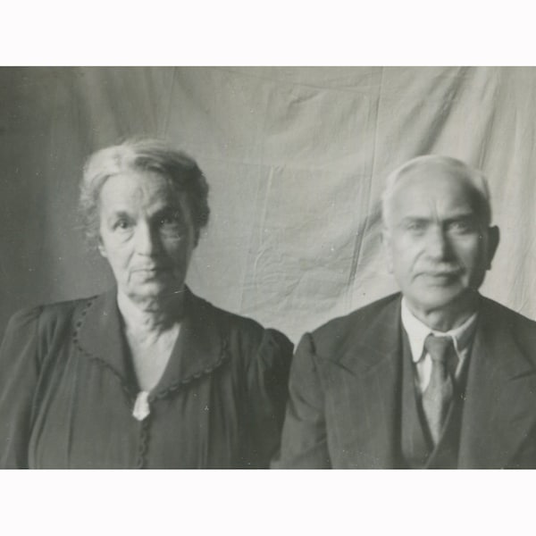 Old couple. Alexandria Egypt 1930s. Vintage photo [52688]