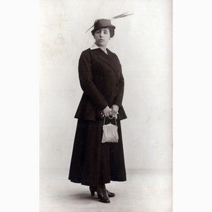 Signora dell’“alta società”. Grecia fine anni '10 (o inizio anni '20). Formato cartolina fotografica [32600]