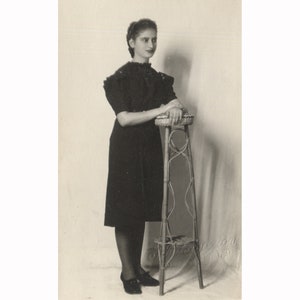 Signorina. Patrasso, Grecia anni '50. Formato cartolina fotografica vintage. Fotografo: Georgiou [53040]