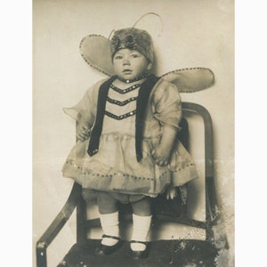 Bambina in costume di carnevale. Salonicco Grecia degli anni cinquanta. Foto d'epoca di Mavridis - Formato cartolina [50733]