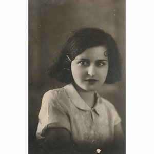 Signorina. Atene Grecia anni '30 circa Formato cartolina fotografica vintage. Fotografo: Maganaris [53065]