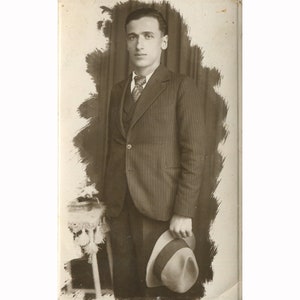 Giovane gentiluomo con cappello. Grecia anni '20. Formato cartolina fotografica vintage [53051]