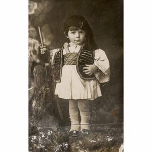 Ragazzo in costume tradizionale greco. Grecia, anni '30. Foto d'epoca formato cartolina. Fotografo: Kounio [54062]