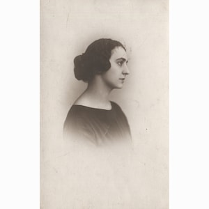 Signora. Pireo Grecia anni '20. Foto d'epoca formato cartolina. Fotografo: PSALIDAS [53003]