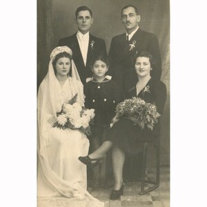 Sposa, sposo e parenti. Grecia intorno alla fine degli anni Quaranta (o inizio anni Cinquanta). Formato cartolina fotografica vintage [53048]