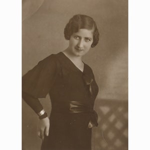Signora greca. Bucarest Romania 5.9.1933. Formato cartolina fotografica vintage. Fotografo: Città [53025]