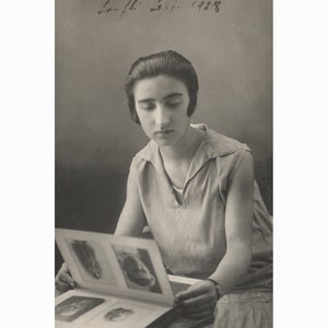 Giovane donna e album fotografico. Soufli Grecia 8.9.1928. Formato cartolina fotografica vintage. Fotografo: Kovatzis [53022]