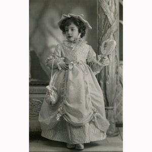 Bambina in costume di carnevale. Atene Grecia anni '50. Formato cartolina vintage prototipo. Fotografo: Klimidis [51896]