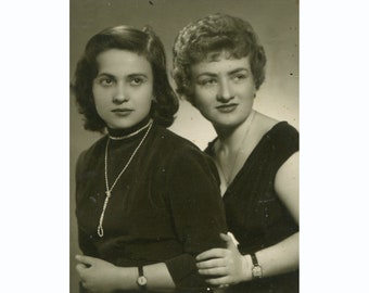 Zwei junge Frauen (Meropi & Litsa), Widmung. Griechenland 1958. Vintage Foto [51782]