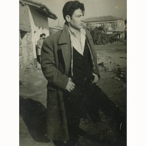 Giovane gentiluomo (il testo afferma che era un soldato di fanteria). Grecia anni '50. Foto d'epoca [53954]