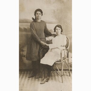 Deux jeunes femmes, amies - arrière-plan. Grèce années 20. Format carte postale photo [53035]