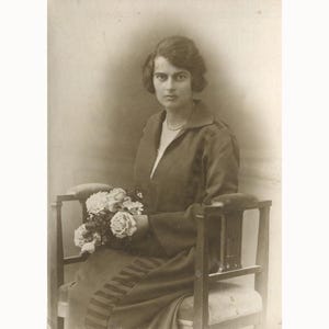 Senhora com flores. Grécia, década de 1920. Foto vintage em papelão [53247]