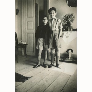 Dois meninos, provavelmente irmãos, em um quarto de sua casa. Grécia, década de 1930. Foto vintage [53952]
