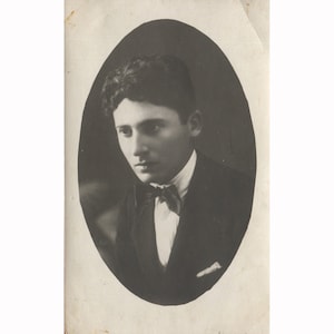Giovane con un farfallino. Grecia anni '20. Formato cartolina fotografica vintage [53046]