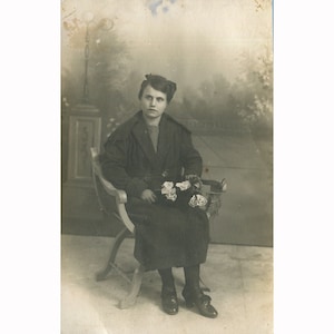 Giovane donna con fiori, sfondo. Grecia anni '20. Formato cartolina fotografica vintage [53050]