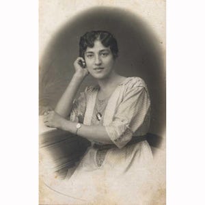 Giovane donna (elegante). Grecia probabilmente anni '10. Foto d'epoca "Art" formato cartolina [53382]