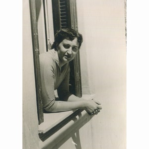 Donna alla finestra. Grecia 12.5.1956. Formato cartolina fotografica vintage [53062]