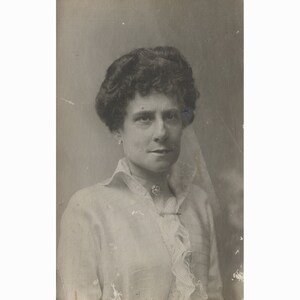 Signora con gioielli d'oro. Grecia anni '10 o primi anni '20. Foto d'epoca formato cartolina. [53004]