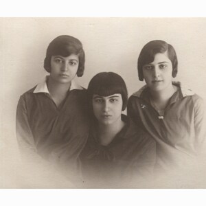 Tre giovani donne (studenti?). Grecia anni '30. Formato cartolina fotografica vintage [53024]