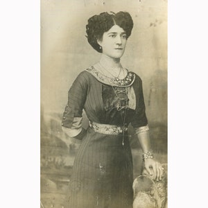 Signora greca, sfondo. Stati Uniti del 1900. Formato cartolina fotografica vintage [53056]