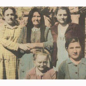 Sei donne in un villaggio. Grecia anni '50. Formato cartolina fotografica vintage dipinta. [53007]