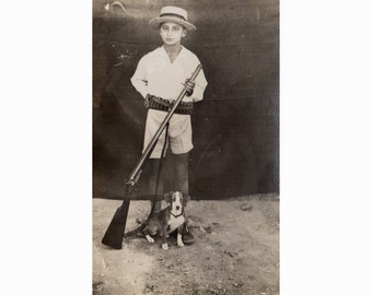 Junge (kleiner Jäger) mit kleinem Hund. Griechenland 1920er Jahre. Vintage Foto Postkartengröße [41379] .