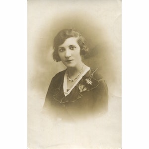 Signora con collana. Grecia anni '30. Formato cartolina fotografica vintage [52836]