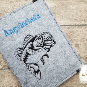 Hülle Etui Angelschein Fischereipass Petri Heil Angelscheinhülle Fischereipasshülle Namensbestickung Name Geschenk Angler Fangbuch angeln image 4