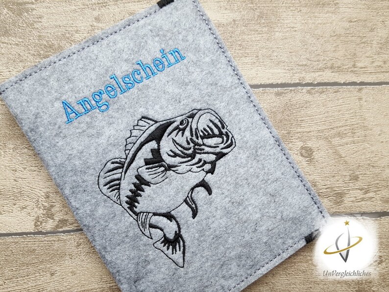 Hülle Etui Angelschein Fischereipass Petri Heil Angelscheinhülle Fischereipasshülle Namensbestickung Name Geschenk Angler Fangbuch angeln Bild 4