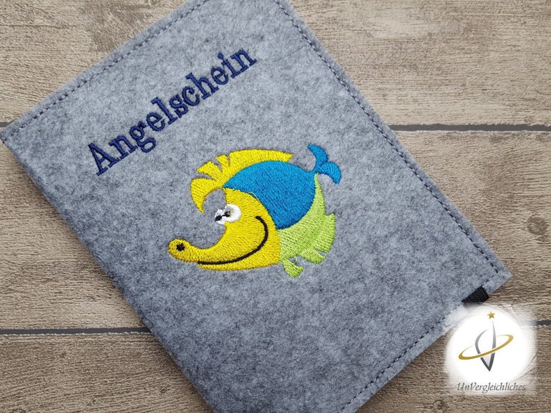 Hülle Etui Angelschein Fischereipass Petri Heil Angelscheinhülle Fischereipasshülle Namensbestickung Name Geschenk Angler Fangbuch angeln afbeelding 4