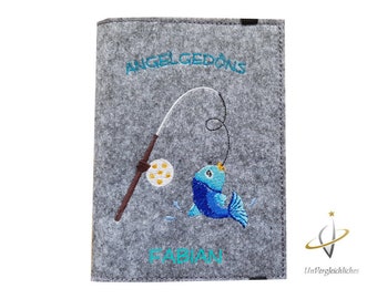 Hülle Etui Angelschein Fischereipass Angelgedöns Angelscheinhülle Fischereipasshülle Namensbestickung Geschenk Angler Fangbuch Mappe angeln