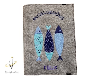 Hülle Etui Angelschein Fischereipass Petri Heil Angelscheinhülle Fischereipasshülle Namensbestickung Geschenk Angler Fangbuch Mappe angeln