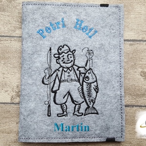 Hülle Etui Angelschein Fischereipass Petri Heil Angelscheinhülle Fischereipasshülle Namensbestickung Name Geschenk Angler Fangbuch angeln Bild 1