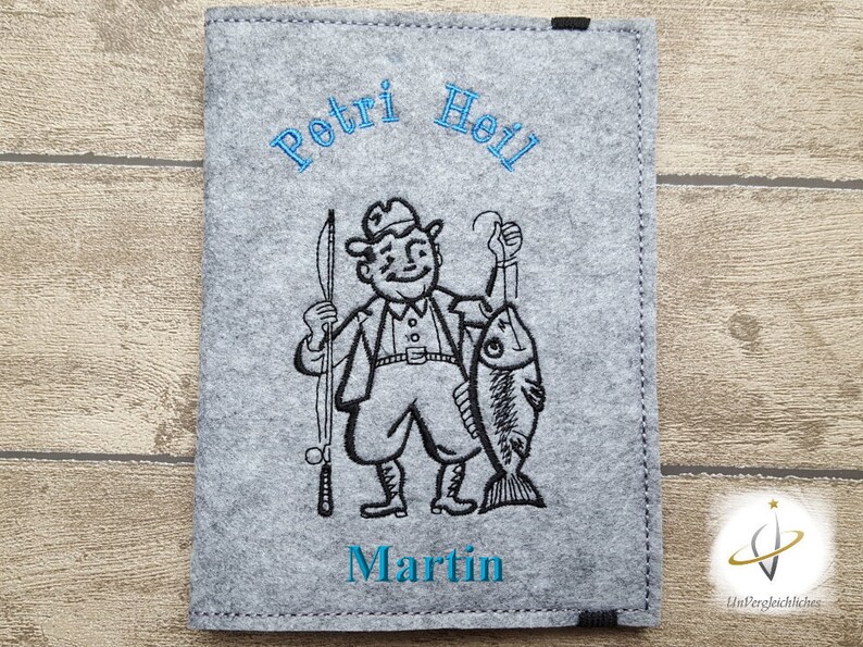 Hülle Etui Angelschein Fischereipass Petri Heil Angelscheinhülle Fischereipasshülle Namensbestickung Name Geschenk Angler Fangbuch angeln Bild 1