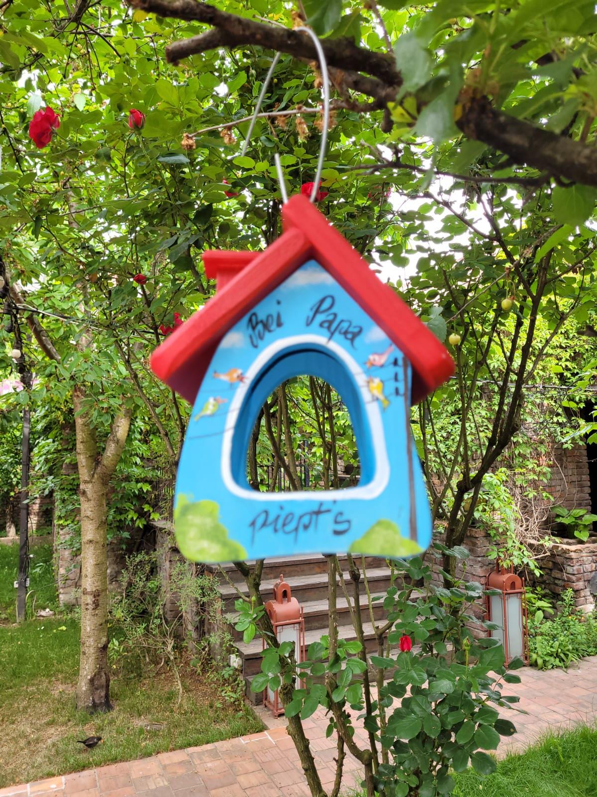The funny saying provides a topic of conversation at the garden fence – and shows: Here lives a dad who knows how to chirp - Nesting box, birdhouse, Father's Day