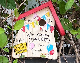 Abschiedsgeschenk Erzieherin - Vogelhaus für den Kindergarten, Vogelvilla personalisiert mit Namen der Kinder | wetterfeste Farben