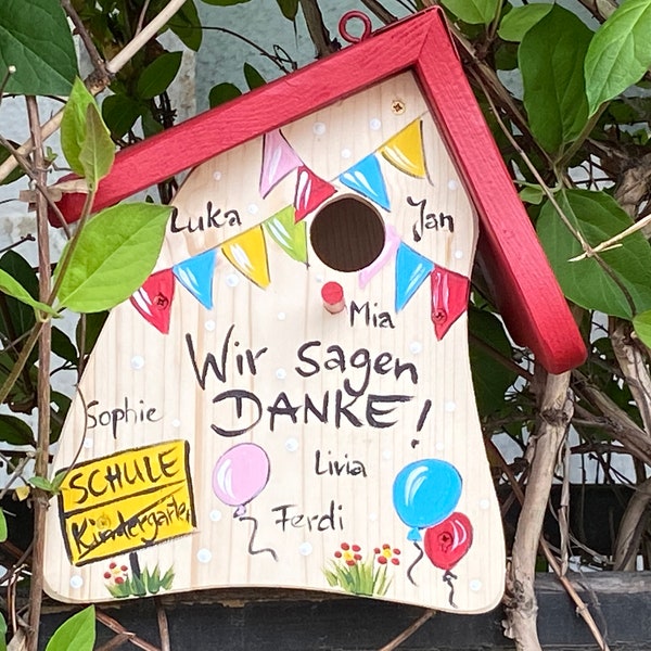 Abschiedsgeschenk Erzieherin - Vogelhaus für den Kindergarten, Vogelvilla personalisiert mit Namen der Kinder | wetterfeste Farben