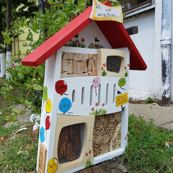 Abschiedsgeschenk Kindergarten - Insektenhotel, Bienenhotel personalisiert mit Namen der Kinder | wetterfeste Farben