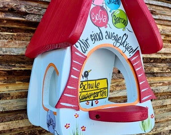 Abschiedsgeschenk KiTa - Vogelhaus für den Kindergarten, Vogelvilla personalisiert mit Namen der Kinder | wetterfeste Farben