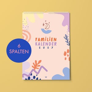 Könnte beinhalten: Ein Wandkalender für 2027 mit dem Titel FAMILIEN KALENDER auf hellrosa Hintergrund mit abstrakten Formen in Gelb, Lila, Orange und Blau. Ein blauer Kreis auf der linken Seite zeigt den Text 6 SPALTEN in hellrosa Buchstaben.