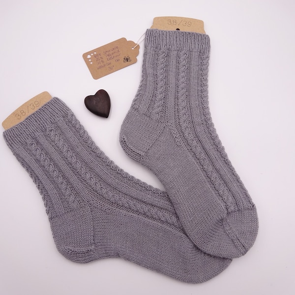 Handgestrickte Socken mit Zopfmuster Gr. 38/39