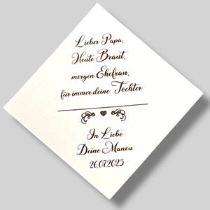 Könnte beinhalten: Eine weiße, rautenförmige Karte mit brauner Kalligraphie. Der Text lautet "Lieber Papa, Heute Braut, morgen Ehefrau, für immer deine Tochter" und "In Liebe Deine Maneu 26.07.2025". Verzierungen und ein Herz akzentuieren den Text.