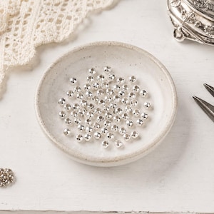 100 silverfärgade distanspärlor, 4 mm runda, släta - metallpärlor för gör-det-själv-smyckestillverkning