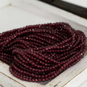 Granatpärlsträng 2,1 mm fasetterad (ca 170 pärlor / ca 38 cm längd)