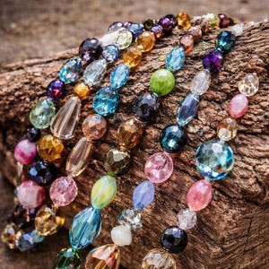 Puede incluir: Un letrero de madera rústica con el texto "Welcome to our home" en letras blancas. El letrero presenta un acabado envejecido y un diseño simple y acogedor, ideal para la decoración de la puerta principal.