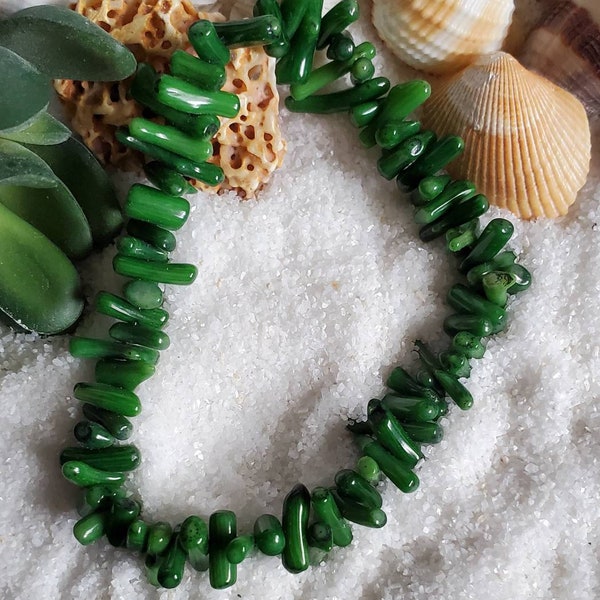 Dunkelgrünes Korallenarmband – grünes Korallennugget-Armband – grünes Armband – Strandliebhaber – Korallensplitter-Armband – Korallensplitter-Schmuck – grüne Koralle