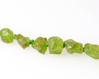 3x Peridot Nugget Roh 6-9mm, gebohrt