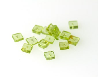 20x Peridot Quadrat Scheiben 1-2x4mm, mittig gebohrt