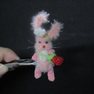 Lapin miniature à la fraise 2 pouces lapin en peluche fille Lapin rose avec sac à main
